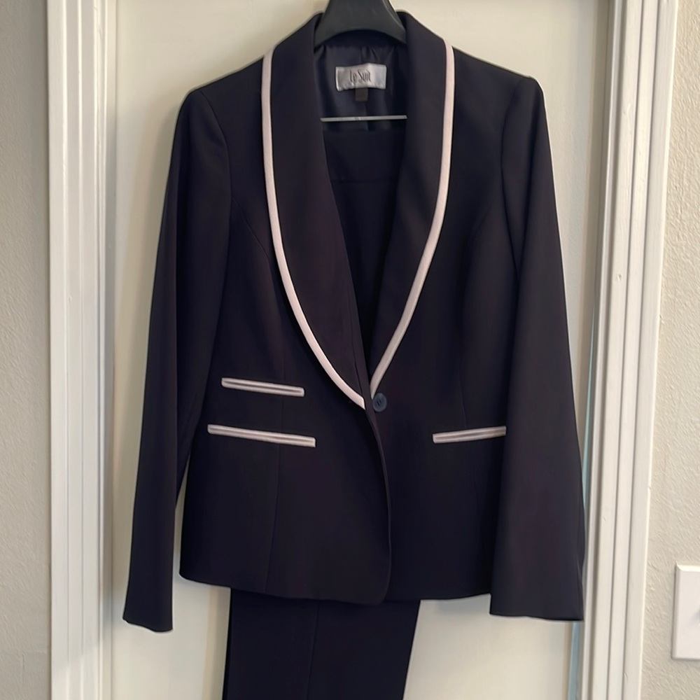 Le Suit Navy Pants Suit Size 8. Only worn once. Non-Smoking household.